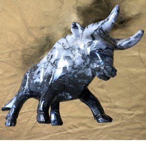 MARBLE BULL SCULPTURE / SCULPTURE DE TAUREAU EN MARBRE